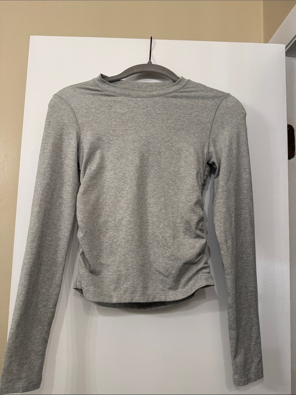 Vuori Women’s Ruched Long Sleeve Performance Top in Heather Gray, size XS